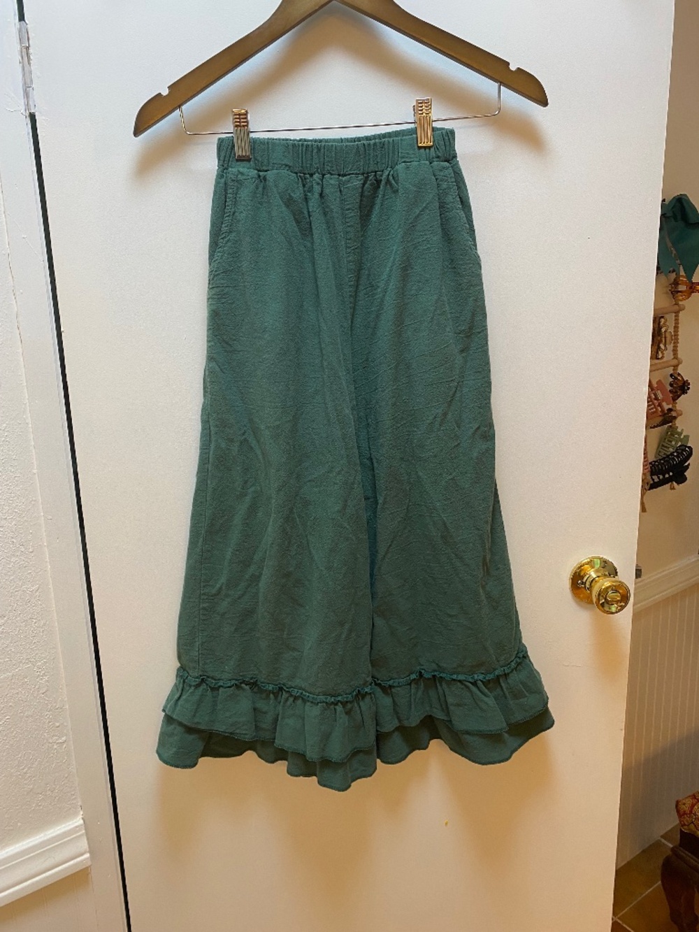 100% cotton green small ruffle cropped pants